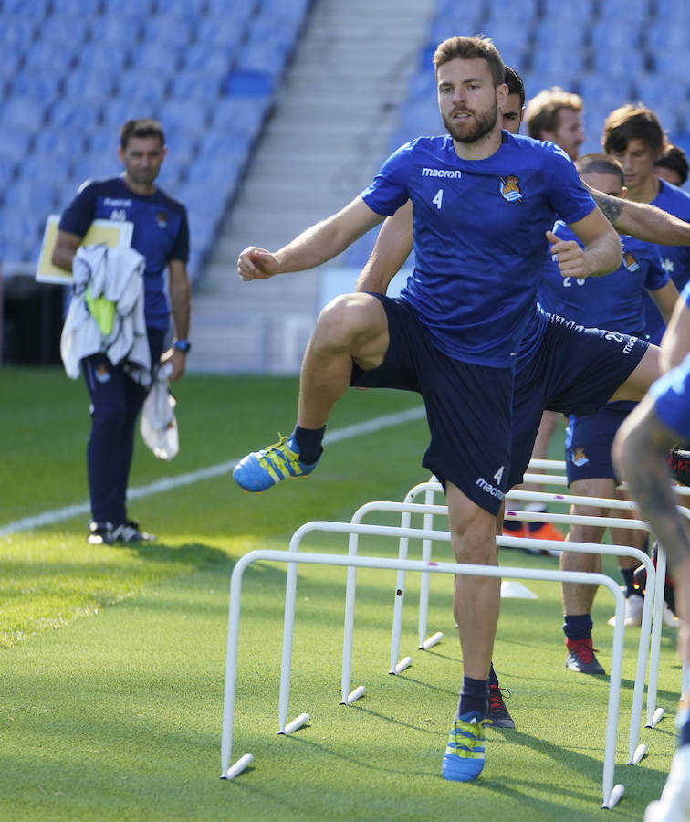 La plantilla del primer equipo se ha ejercitado por primera en el nuevo campo de Anoeta antes de recibir el sábado al Barcelona
