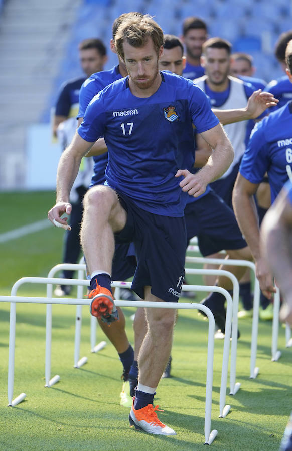 La plantilla del primer equipo se ha ejercitado por primera en el nuevo campo de Anoeta antes de recibir el sábado al Barcelona