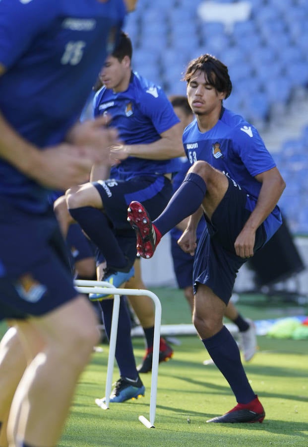 La plantilla del primer equipo se ha ejercitado por primera en el nuevo campo de Anoeta antes de recibir el sábado al Barcelona