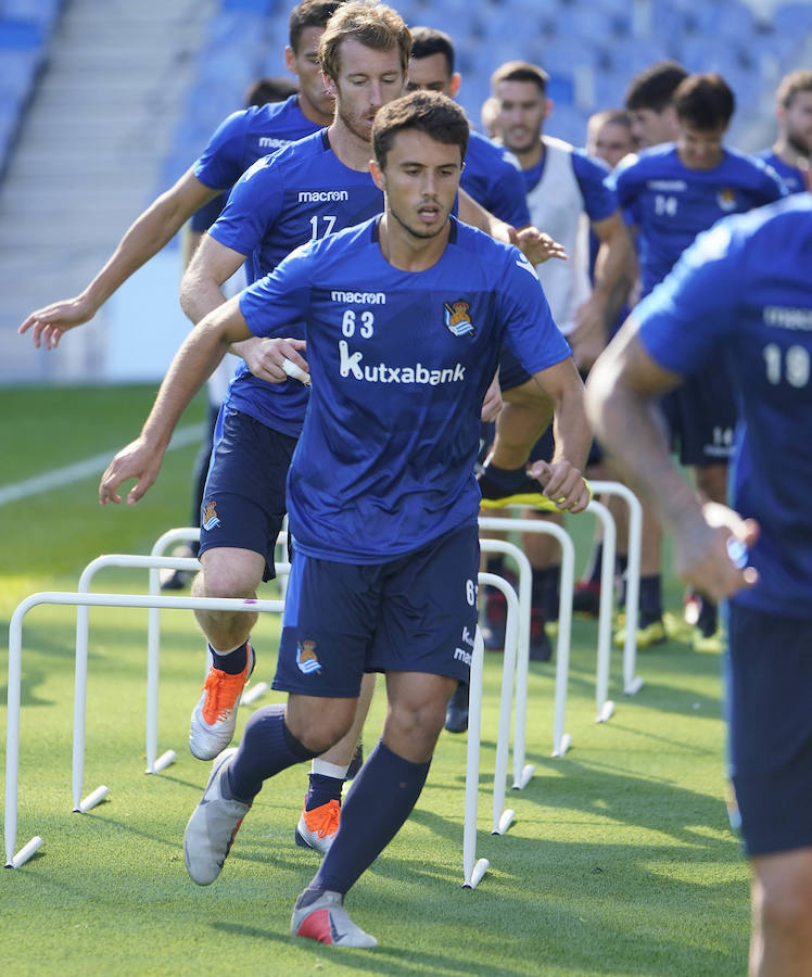 La plantilla del primer equipo se ha ejercitado por primera en el nuevo campo de Anoeta antes de recibir el sábado al Barcelona