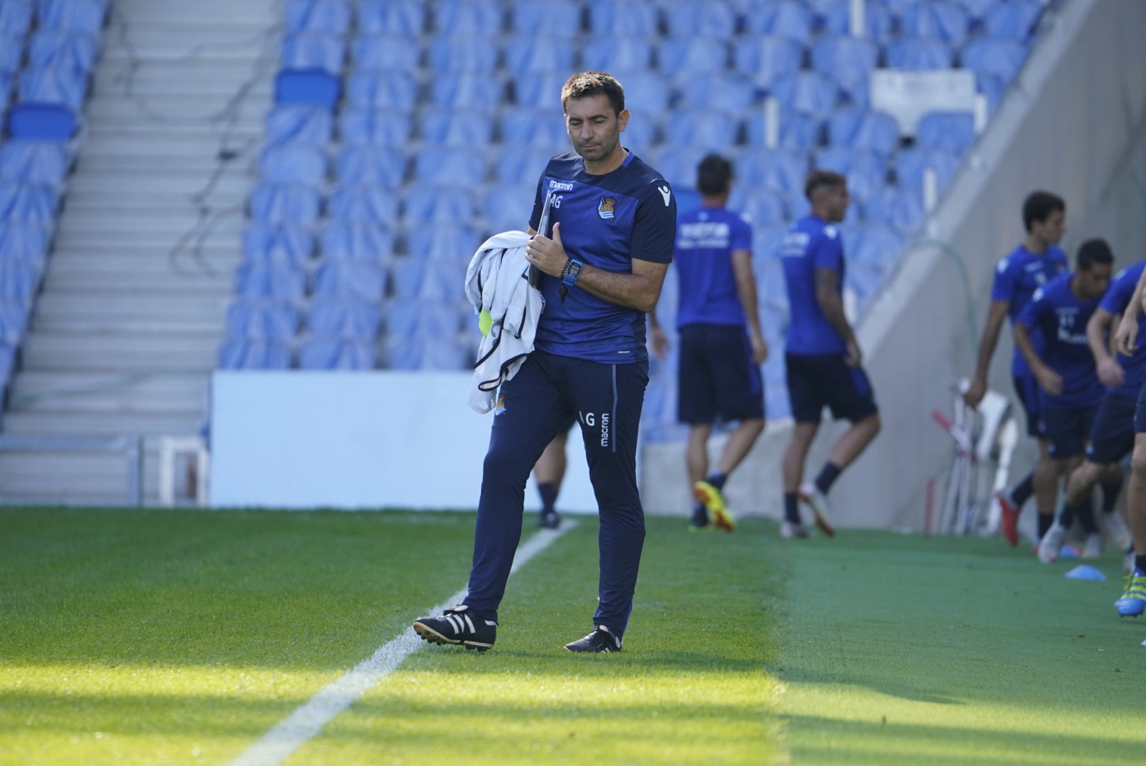 La plantilla del primer equipo se ha ejercitado por primera en el nuevo campo de Anoeta antes de recibir el sábado al Barcelona