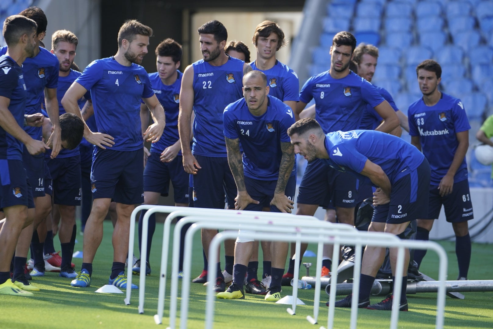 La plantilla del primer equipo se ha ejercitado por primera en el nuevo campo de Anoeta antes de recibir el sábado al Barcelona