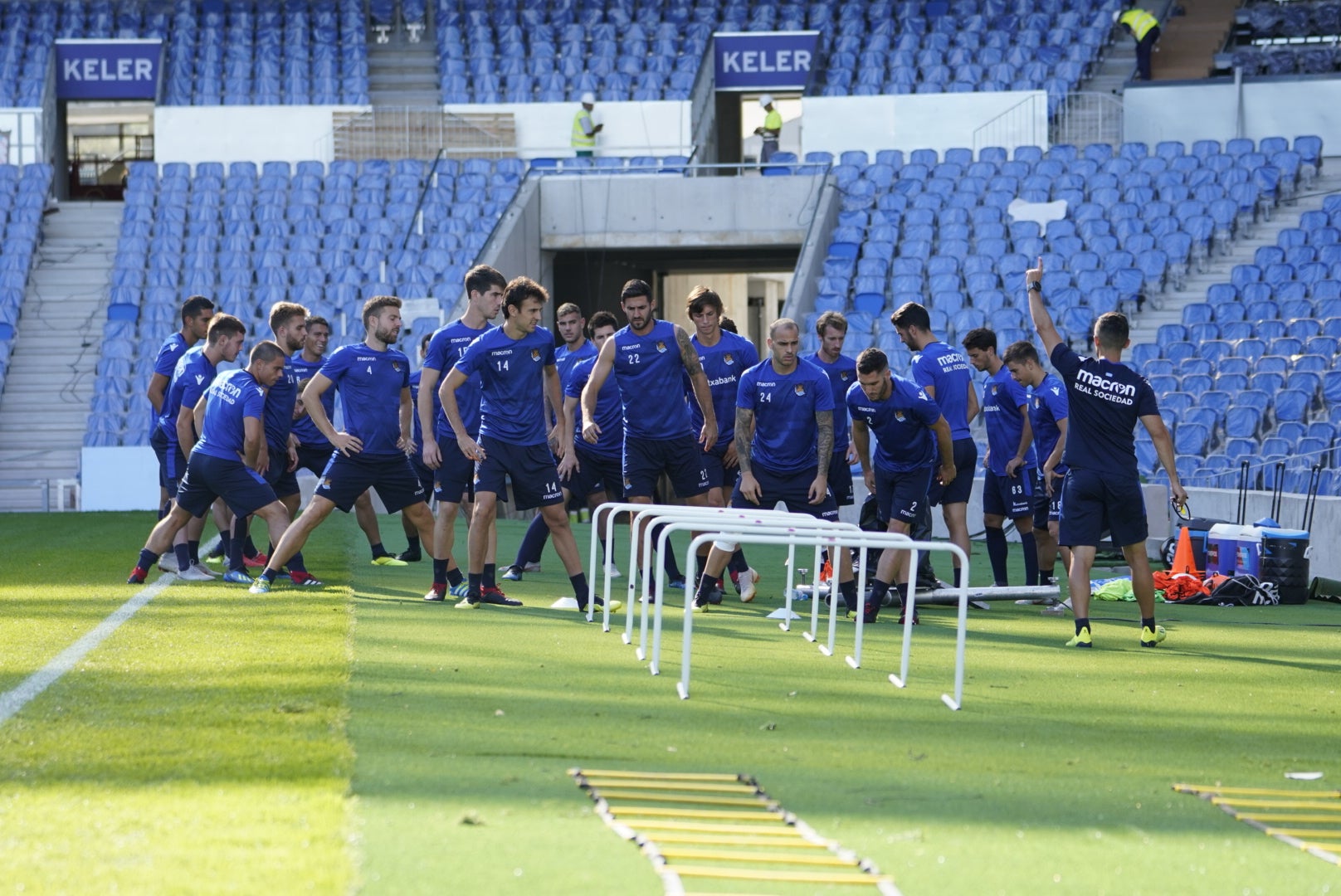 La plantilla del primer equipo se ha ejercitado por primera en el nuevo campo de Anoeta antes de recibir el sábado al Barcelona