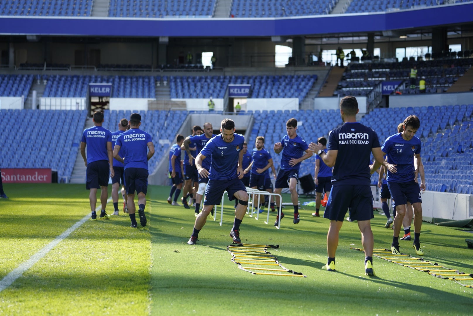 La plantilla del primer equipo se ha ejercitado por primera en el nuevo campo de Anoeta antes de recibir el sábado al Barcelona