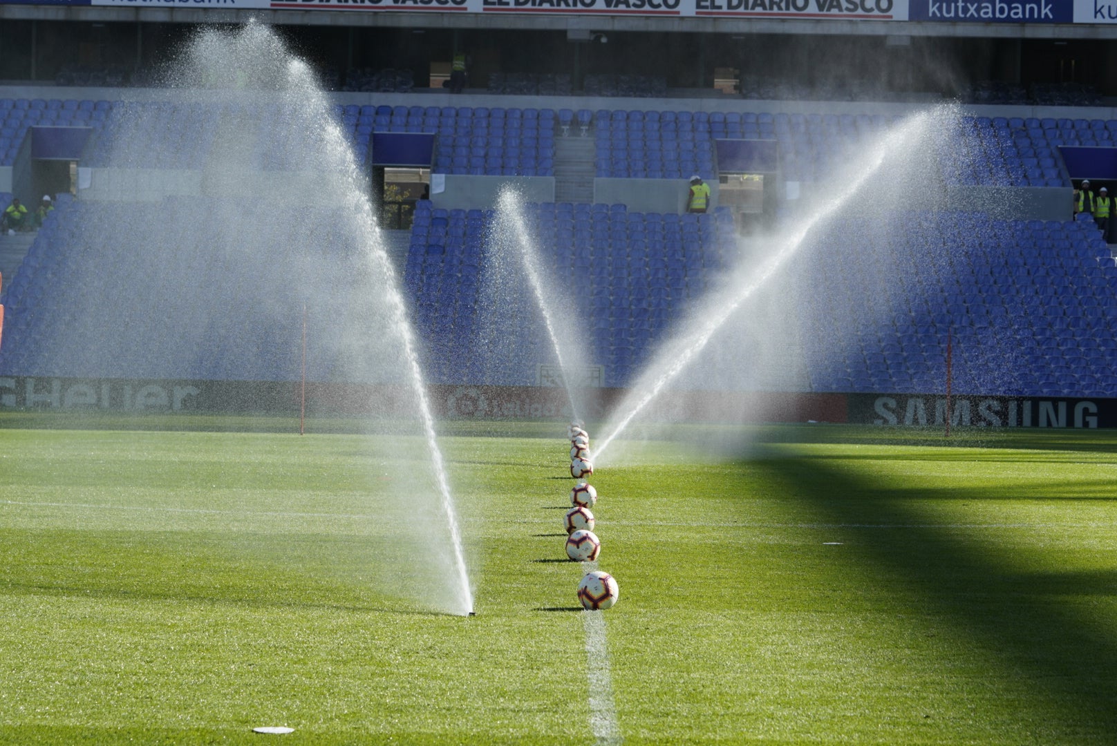 La plantilla del primer equipo se ha ejercitado por primera en el nuevo campo de Anoeta antes de recibir el sábado al Barcelona