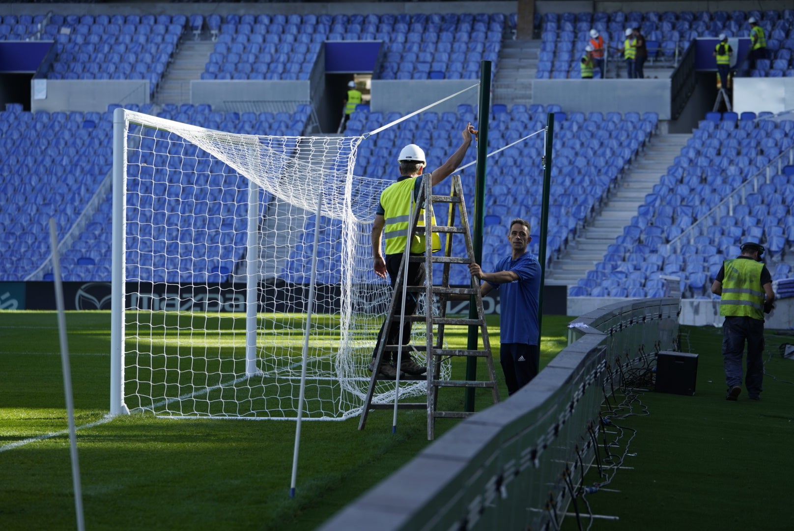La plantilla del primer equipo se ha ejercitado por primera en el nuevo campo de Anoeta antes de recibir el sábado al Barcelona