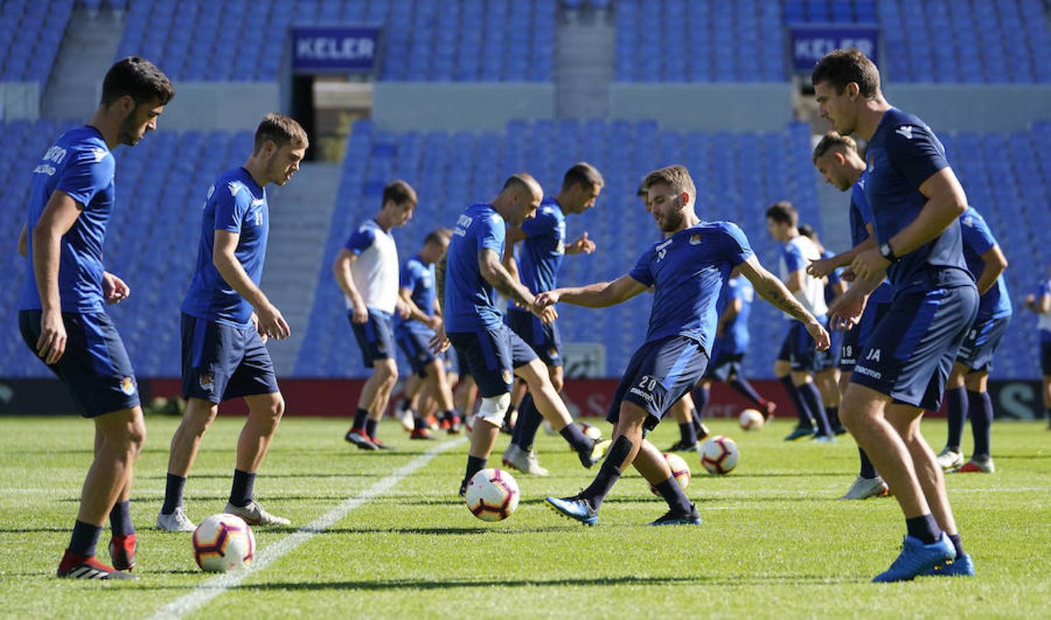 La plantilla del primer equipo se ha ejercitado por primera en el nuevo campo de Anoeta antes de recibir el sábado al Barcelona