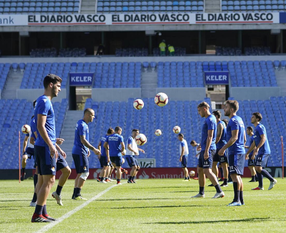 La plantilla del primer equipo se ha ejercitado por primera en el nuevo campo de Anoeta antes de recibir el sábado al Barcelona