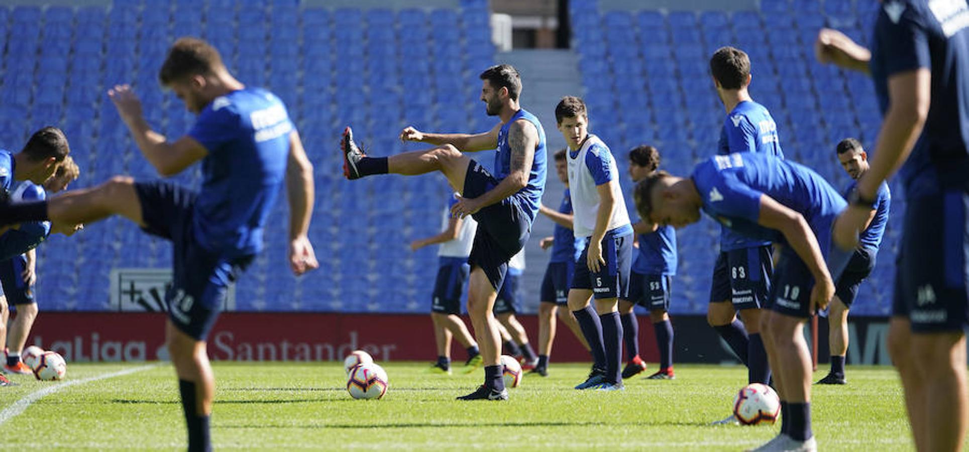 La plantilla del primer equipo se ha ejercitado por primera en el nuevo campo de Anoeta antes de recibir el sábado al Barcelona