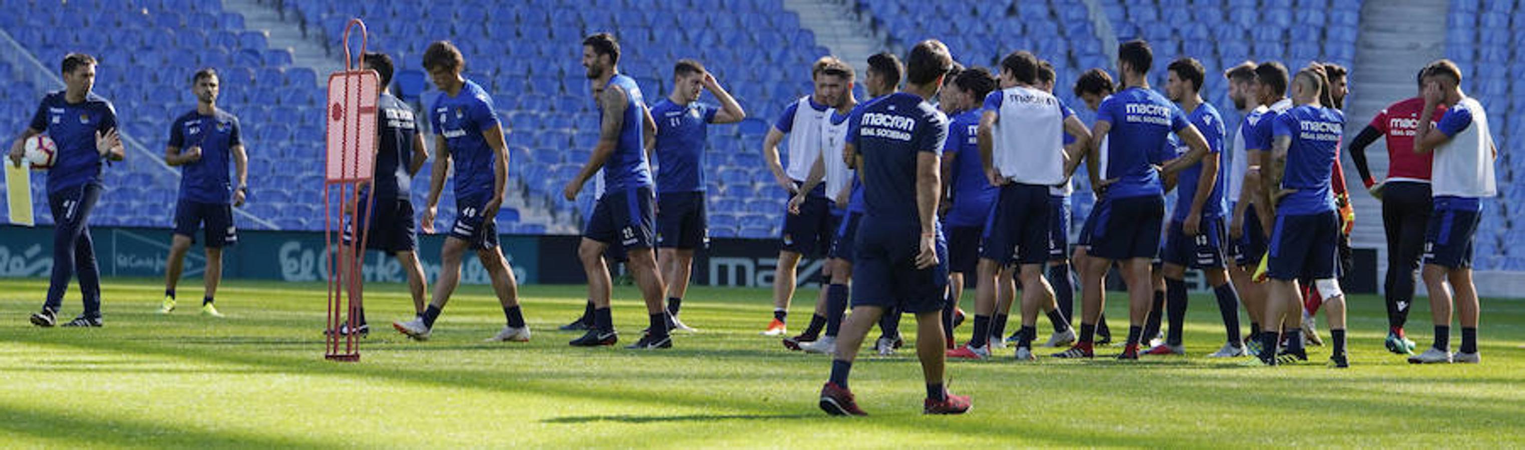 La plantilla del primer equipo se ha ejercitado por primera en el nuevo campo de Anoeta antes de recibir el sábado al Barcelona