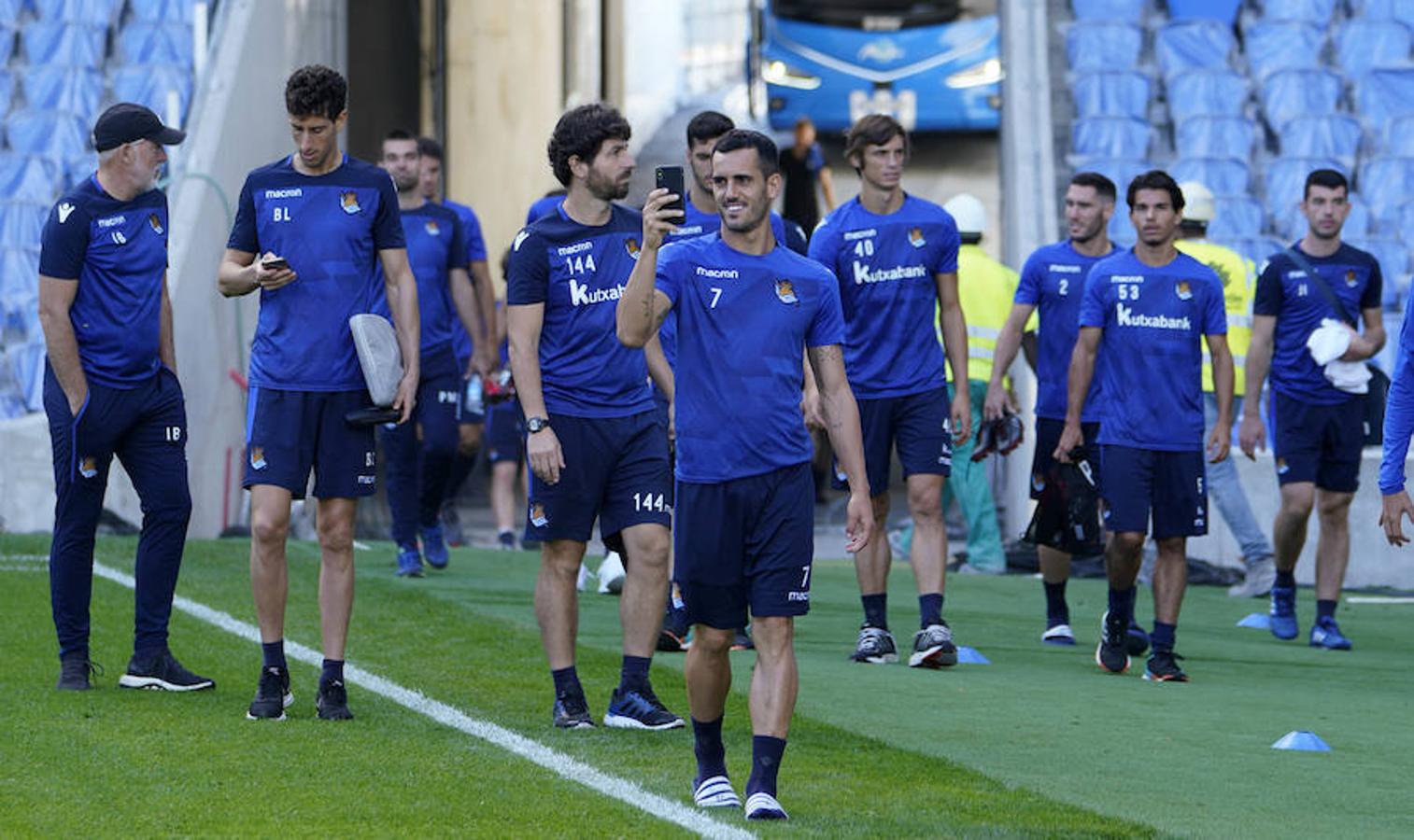 La plantilla del primer equipo se ha ejercitado por primera en el nuevo campo de Anoeta antes de recibir el sábado al Barcelona