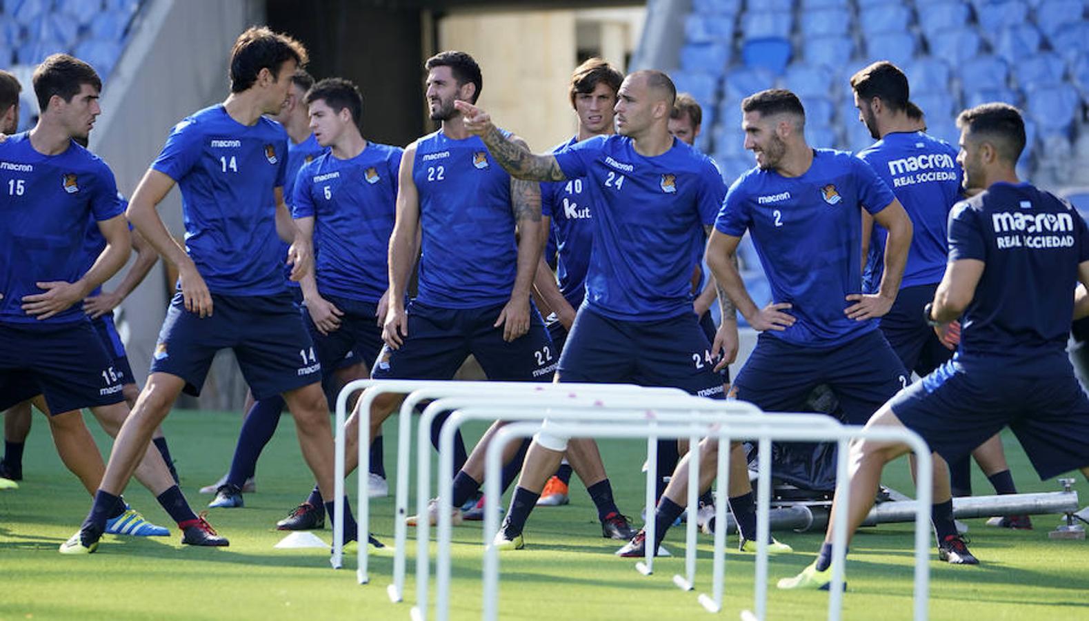 La plantilla del primer equipo se ha ejercitado por primera en el nuevo campo de Anoeta antes de recibir el sábado al Barcelona