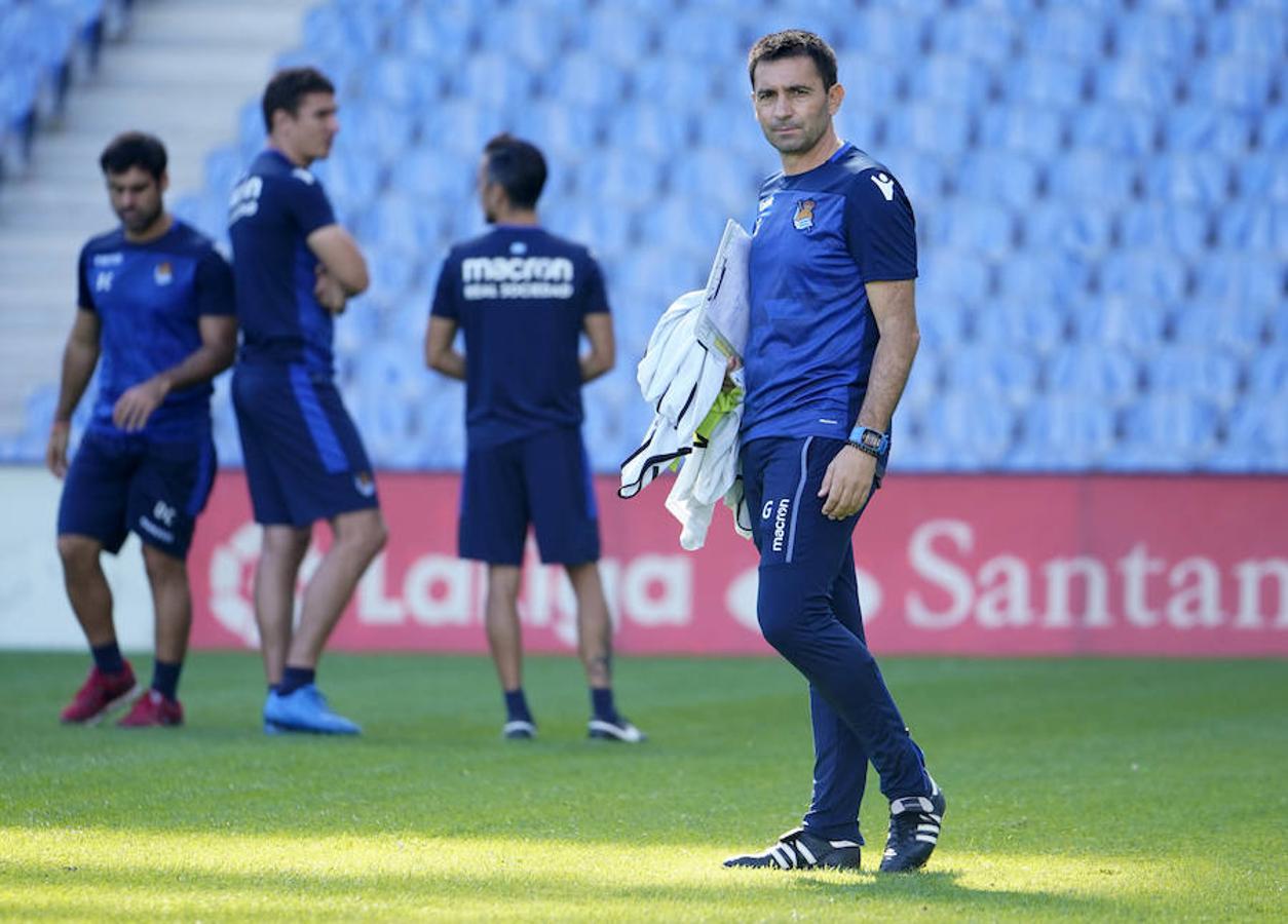 La plantilla del primer equipo se ha ejercitado por primera en el nuevo campo de Anoeta antes de recibir el sábado al Barcelona