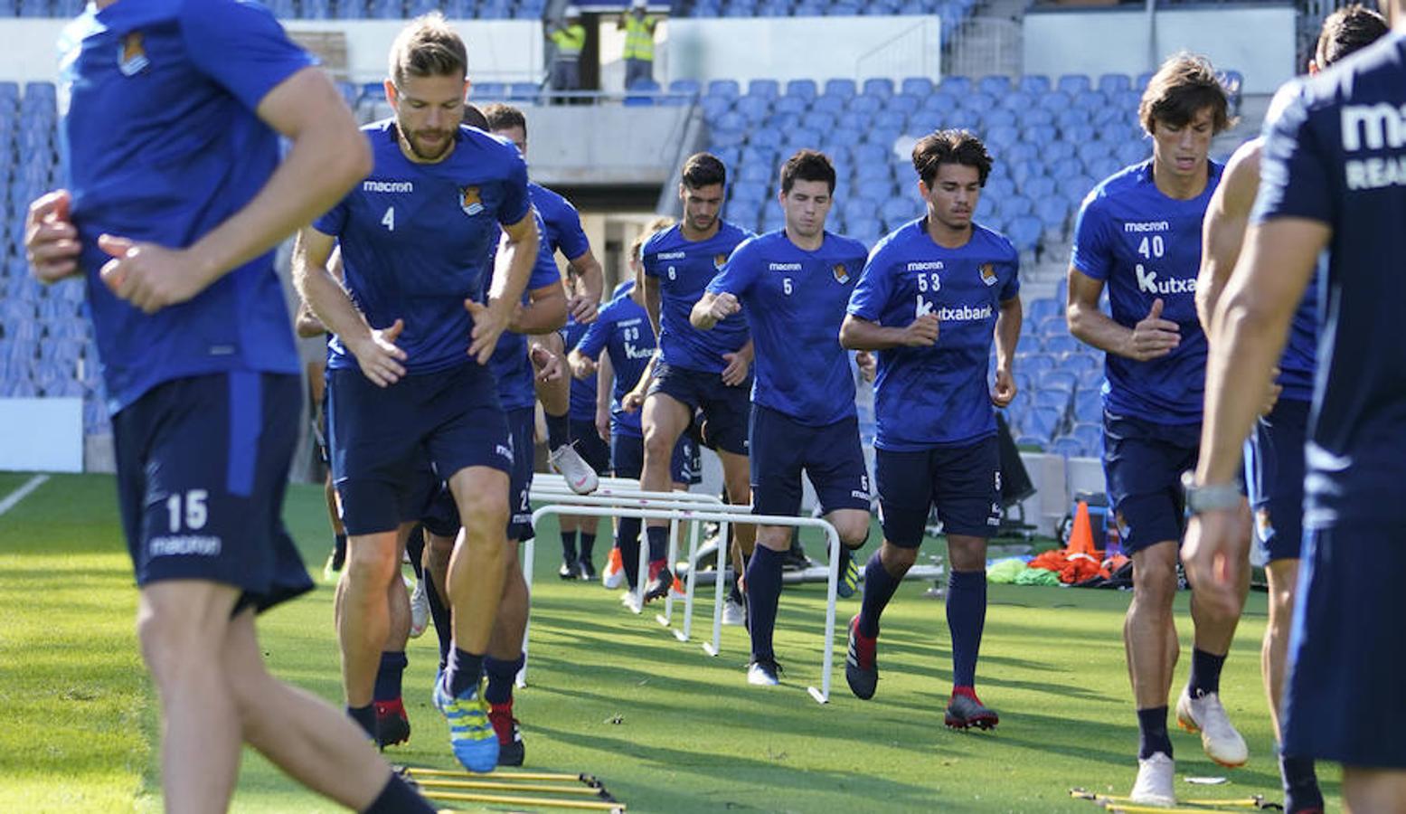 La plantilla del primer equipo se ha ejercitado por primera en el nuevo campo de Anoeta antes de recibir el sábado al Barcelona