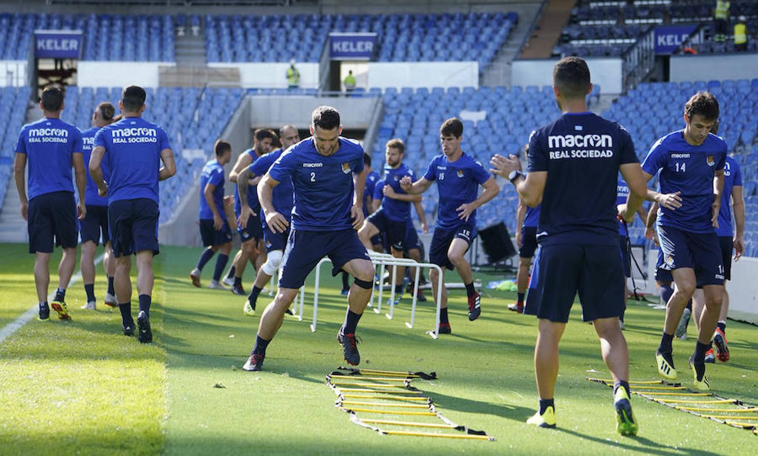 La plantilla del primer equipo se ha ejercitado por primera en el nuevo campo de Anoeta antes de recibir el sábado al Barcelona