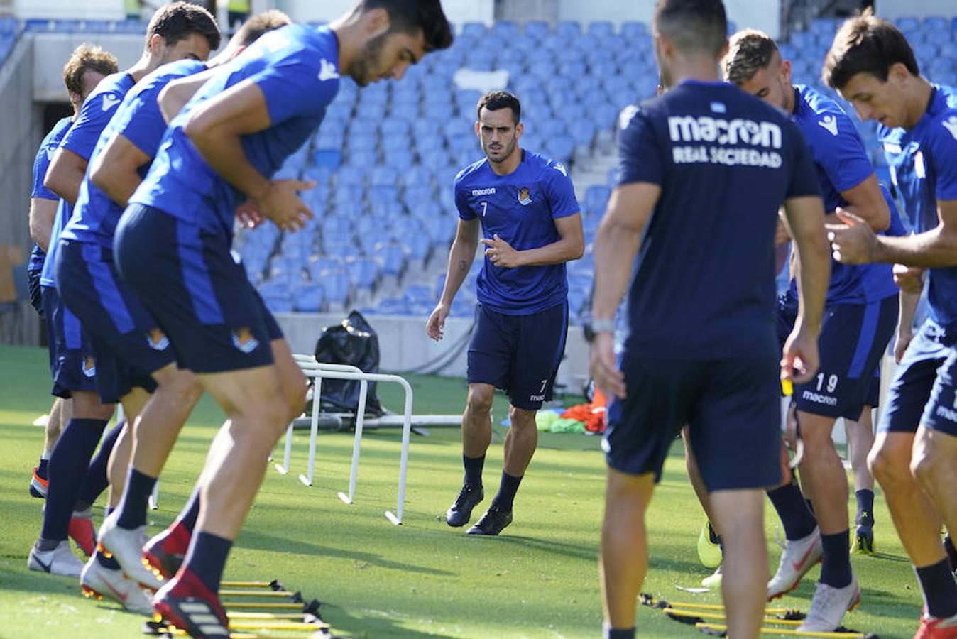 La plantilla del primer equipo se ha ejercitado por primera en el nuevo campo de Anoeta antes de recibir el sábado al Barcelona