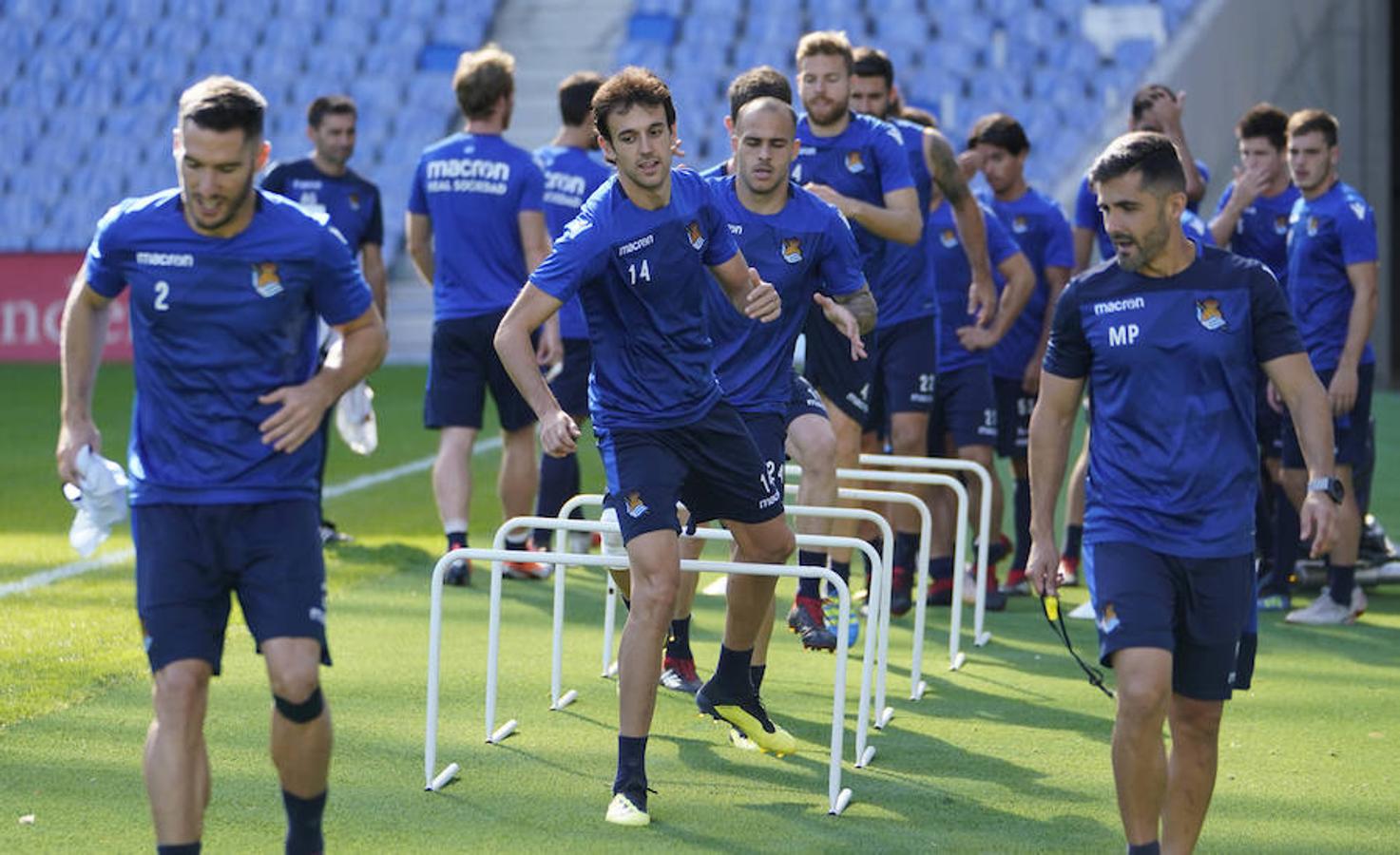 La plantilla del primer equipo se ha ejercitado por primera en el nuevo campo de Anoeta antes de recibir el sábado al Barcelona
