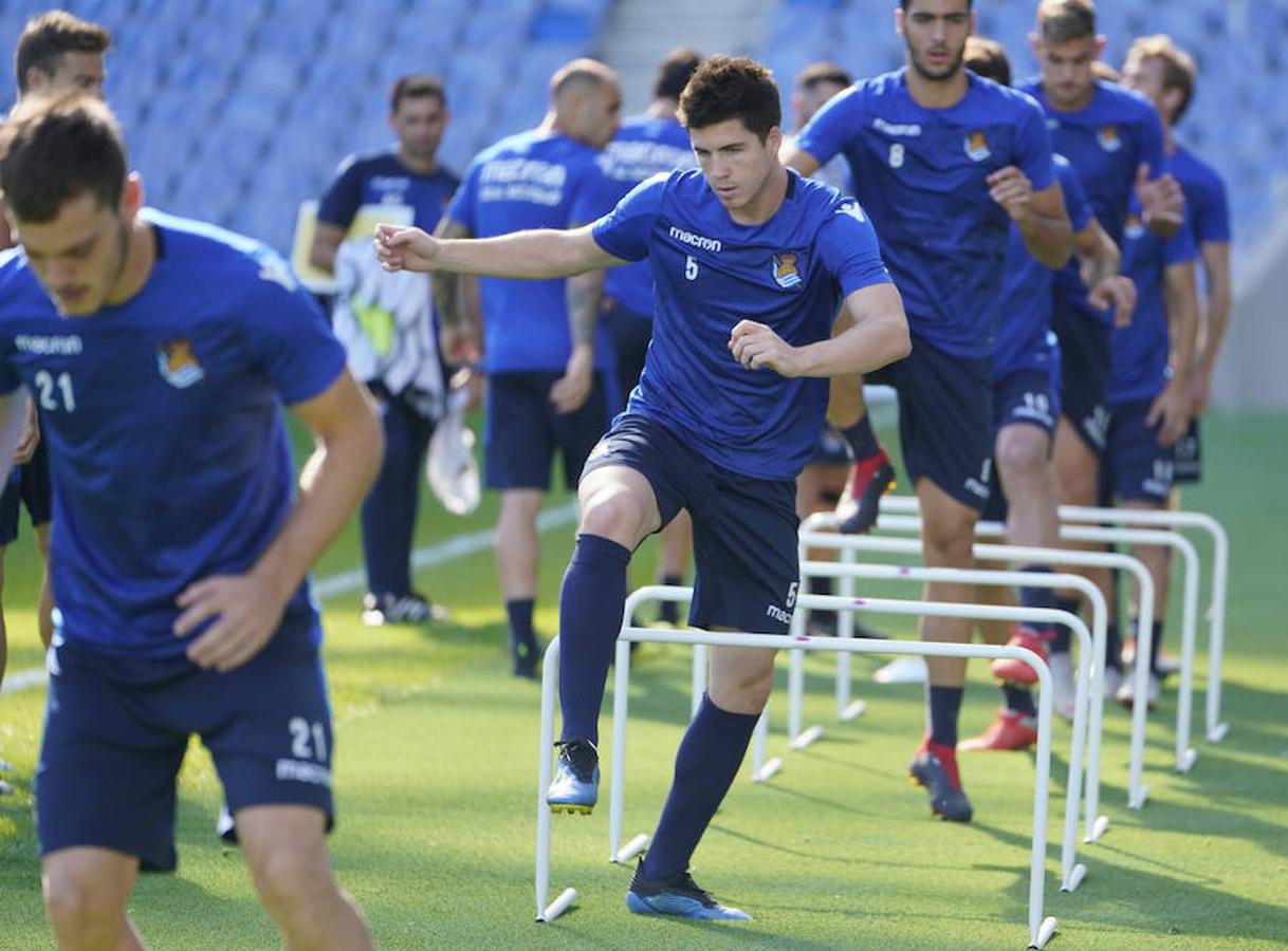 La plantilla del primer equipo se ha ejercitado por primera en el nuevo campo de Anoeta antes de recibir el sábado al Barcelona