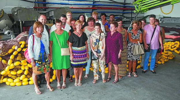 Las rederas posan con representantes institucionales que acudieron a la inauguración. 