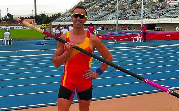 Pértiga. Pérez, en la pista de Málaga que acoge el campeonato.