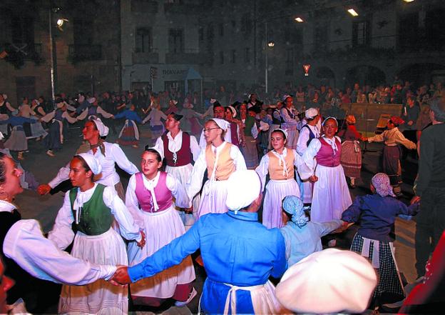 Danzas. Los txikis de Lurra abrirán el festival. 