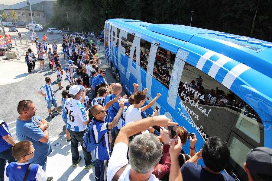 Los aficionados han acudido en masa al estreno del nuevo ANoeta ante el Barcelona