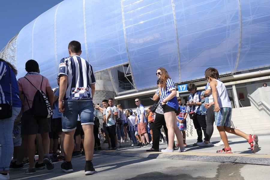 Los aficionados han acudido en masa al estreno del nuevo ANoeta ante el Barcelona