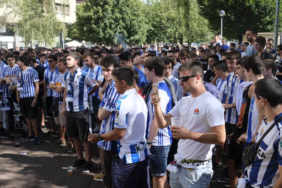 Los aficionados han acudido en masa al estreno del nuevo ANoeta ante el Barcelona