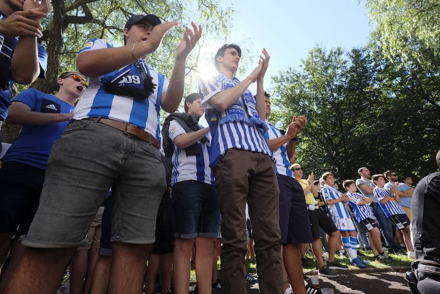 Los aficionados han acudido en masa al estreno del nuevo ANoeta ante el Barcelona