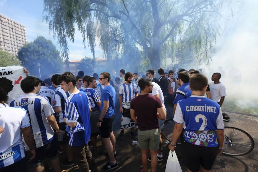 Los aficionados han acudido en masa al estreno del nuevo ANoeta ante el Barcelona