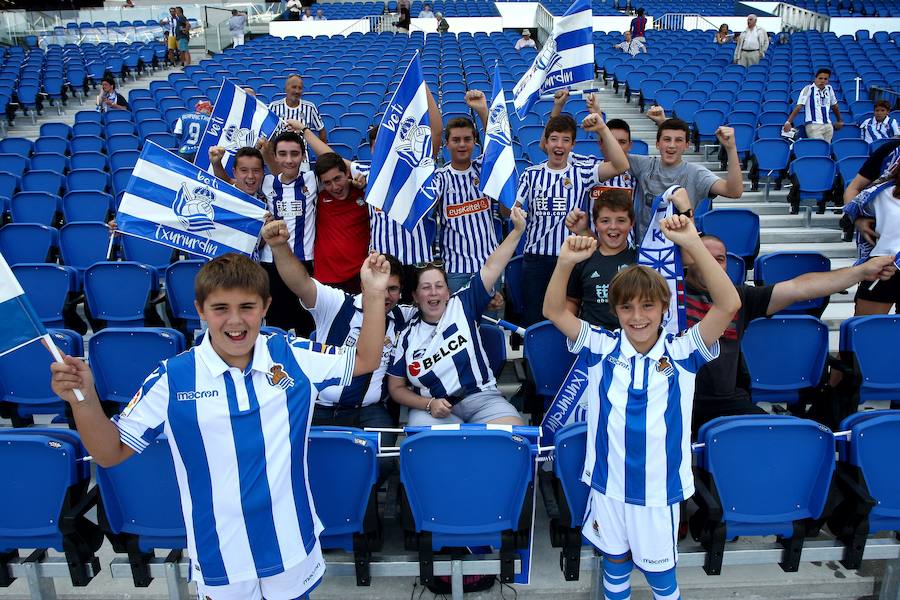 Los aficionados han acudido en masa al estreno del nuevo ANoeta ante el Barcelona