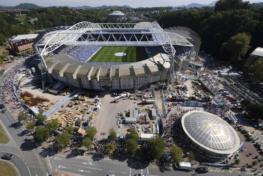 Los aficionados han acudido en masa al estreno del nuevo ANoeta ante el Barcelona