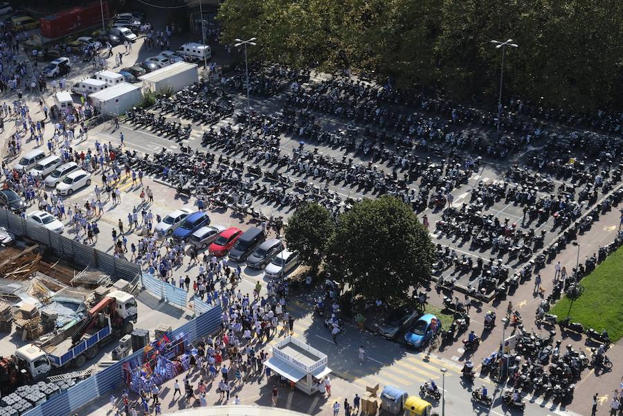 Los aficionados han acudido en masa al estreno del nuevo ANoeta ante el Barcelona