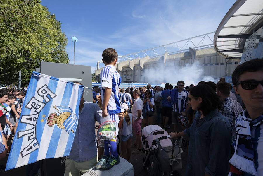 Los aficionados han acudido en masa al estreno del nuevo ANoeta ante el Barcelona