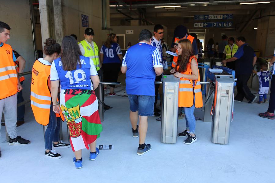 Los aficionados han acudido en masa al estreno del nuevo ANoeta ante el Barcelona