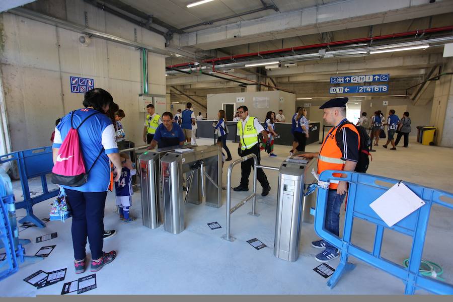 Los aficionados han acudido en masa al estreno del nuevo ANoeta ante el Barcelona