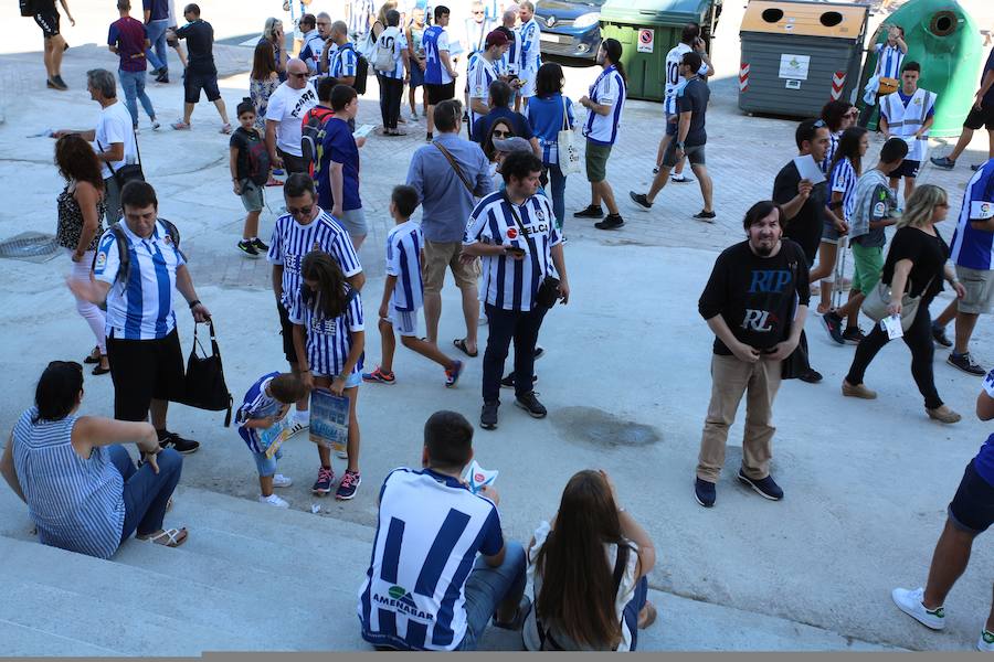Los aficionados han acudido en masa al estreno del nuevo ANoeta ante el Barcelona