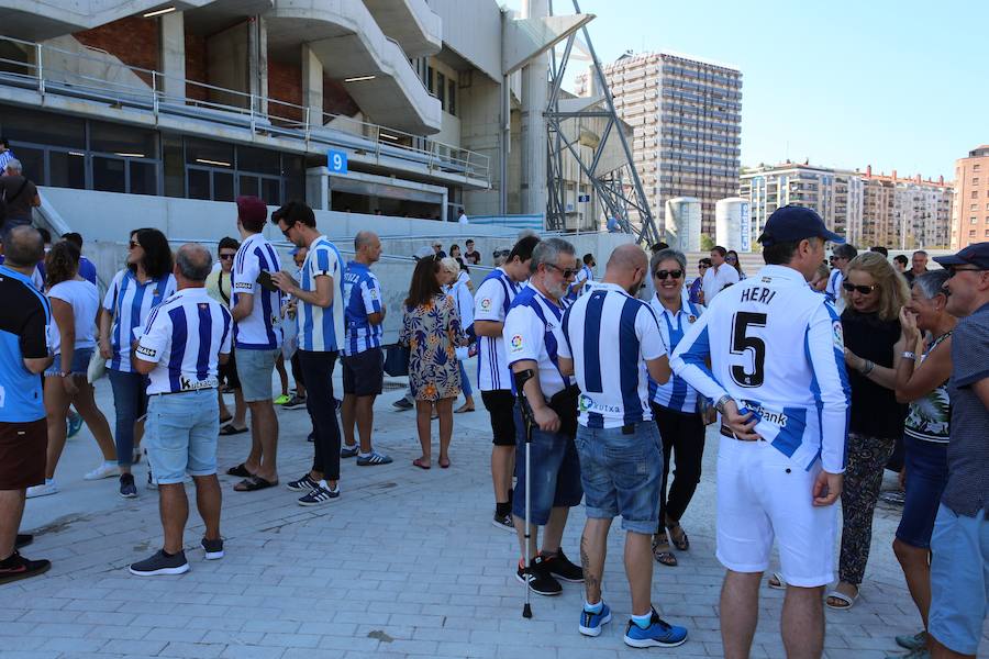Los aficionados han acudido en masa al estreno del nuevo ANoeta ante el Barcelona