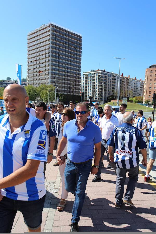 Los aficionados han acudido en masa al estreno del nuevo ANoeta ante el Barcelona