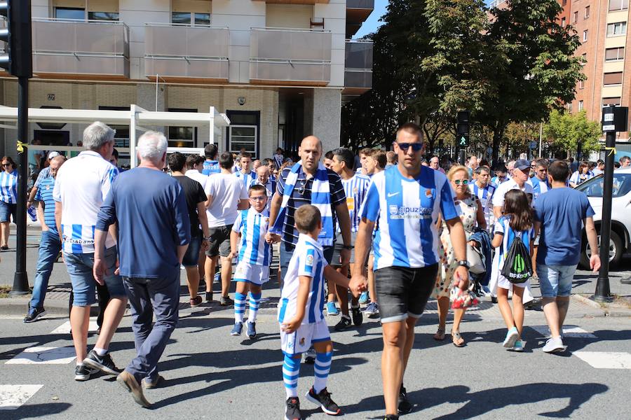 Los aficionados han acudido en masa al estreno del nuevo ANoeta ante el Barcelona