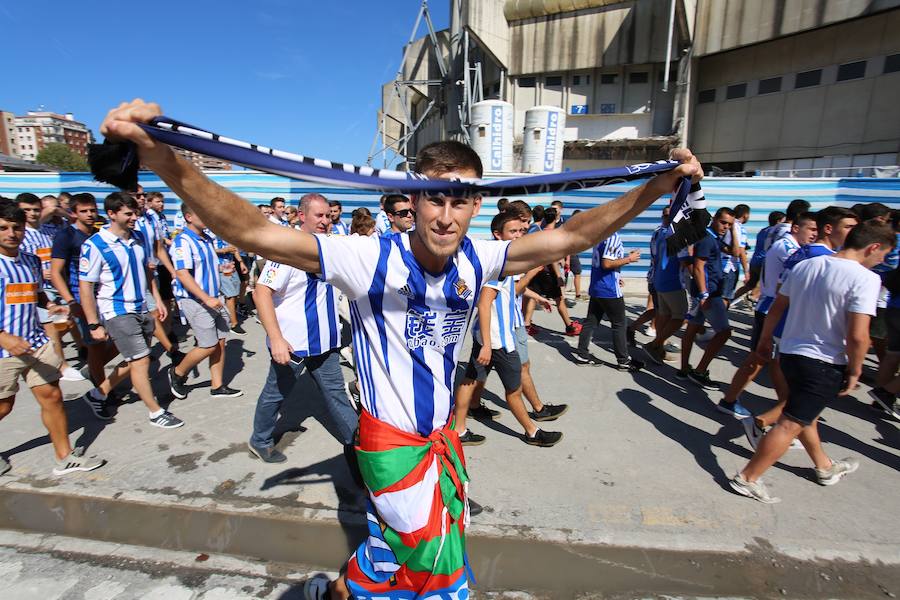 Los aficionados han acudido en masa al estreno del nuevo ANoeta ante el Barcelona
