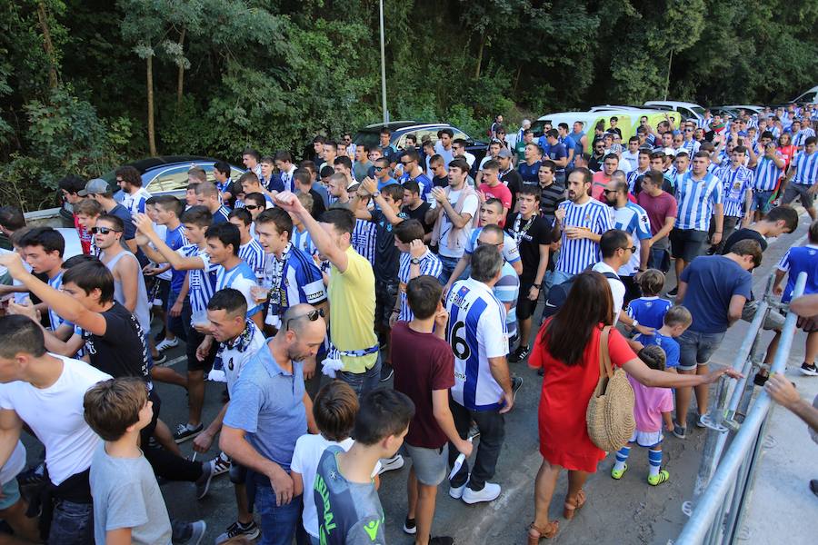 Los aficionados han acudido en masa al estreno del nuevo ANoeta ante el Barcelona