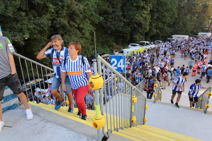 Los aficionados han acudido en masa al estreno del nuevo ANoeta ante el Barcelona