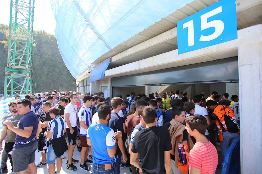 Los aficionados han acudido en masa al estreno del nuevo ANoeta ante el Barcelona
