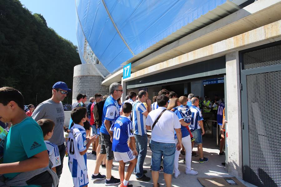 Los aficionados han acudido en masa al estreno del nuevo ANoeta ante el Barcelona