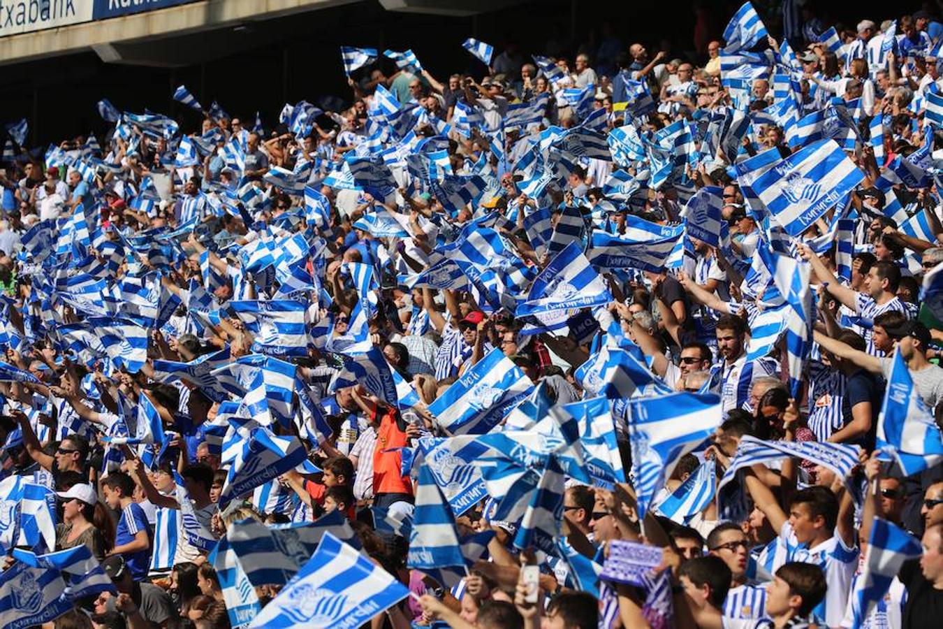 El equipo txuri-urdin ha estrenado el nuevo Anoeta frente a los blaugranas