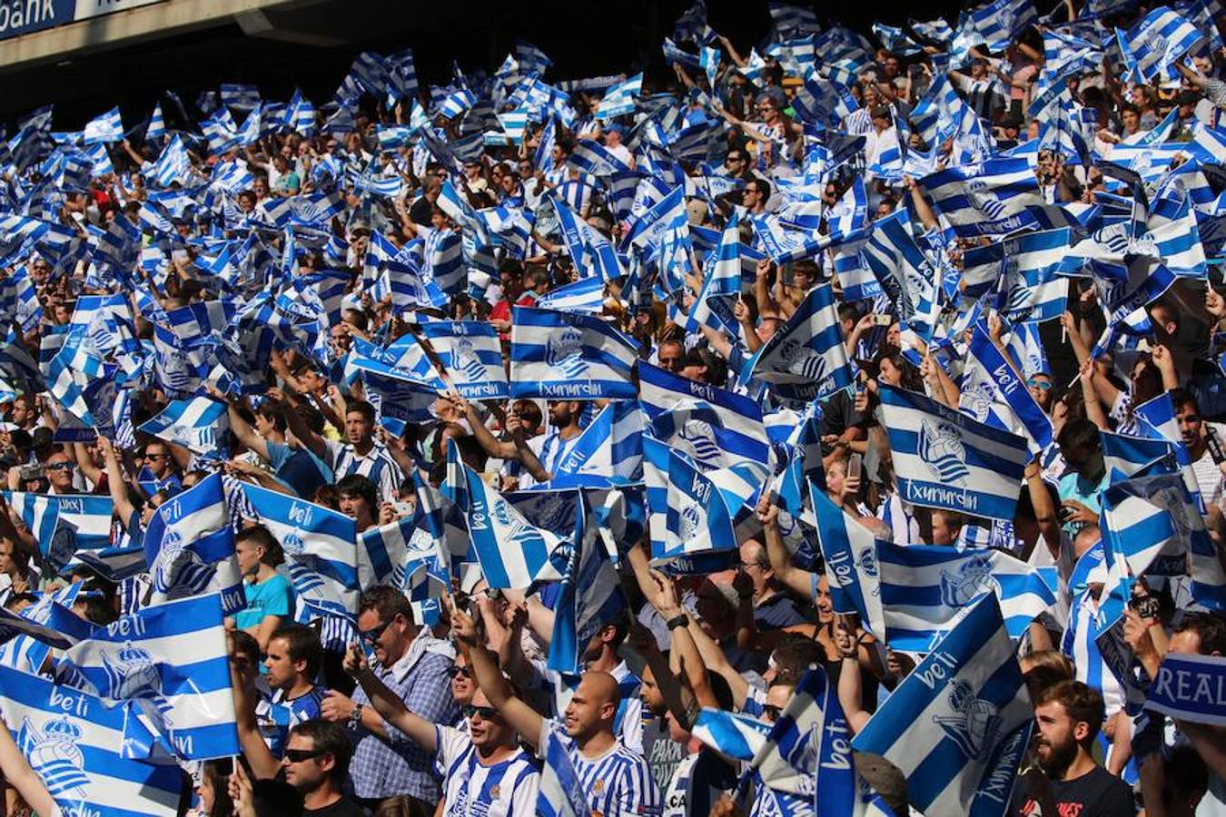 El equipo txuri-urdin ha estrenado el nuevo Anoeta frente a los blaugranas