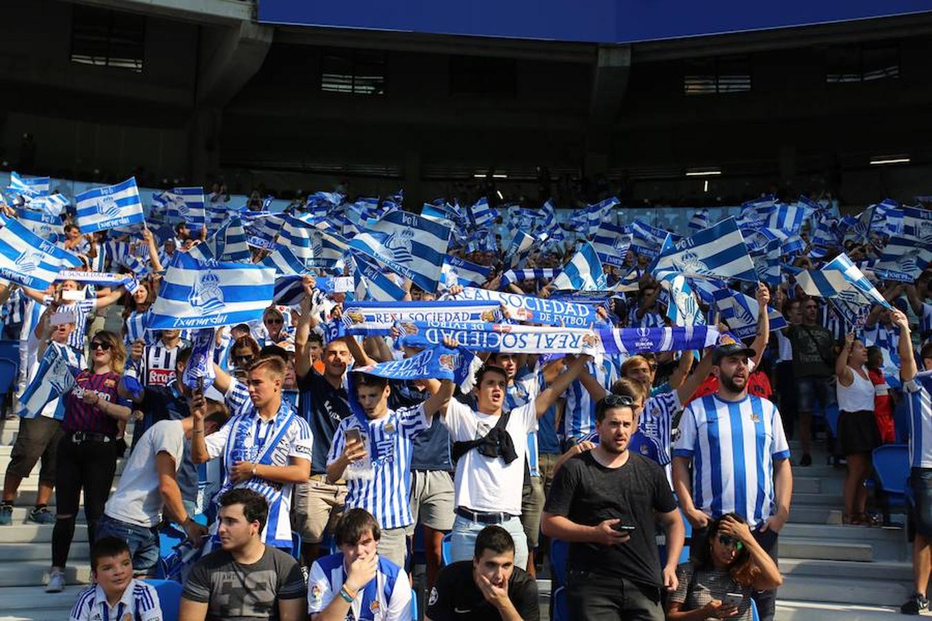 El equipo txuri-urdin ha estrenado el nuevo Anoeta frente a los blaugranas