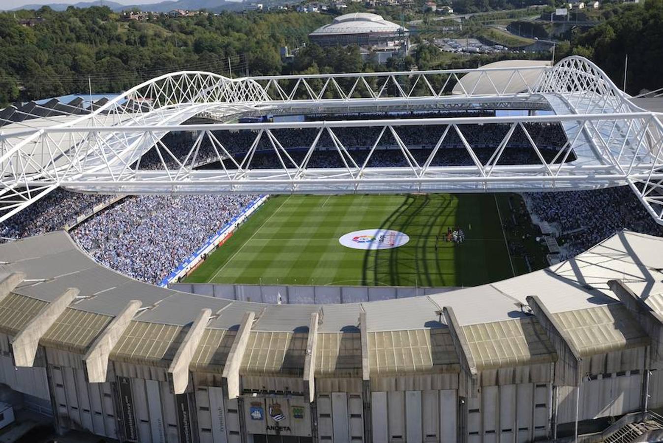 El equipo txuri-urdin ha estrenado el nuevo Anoeta frente a los blaugranas