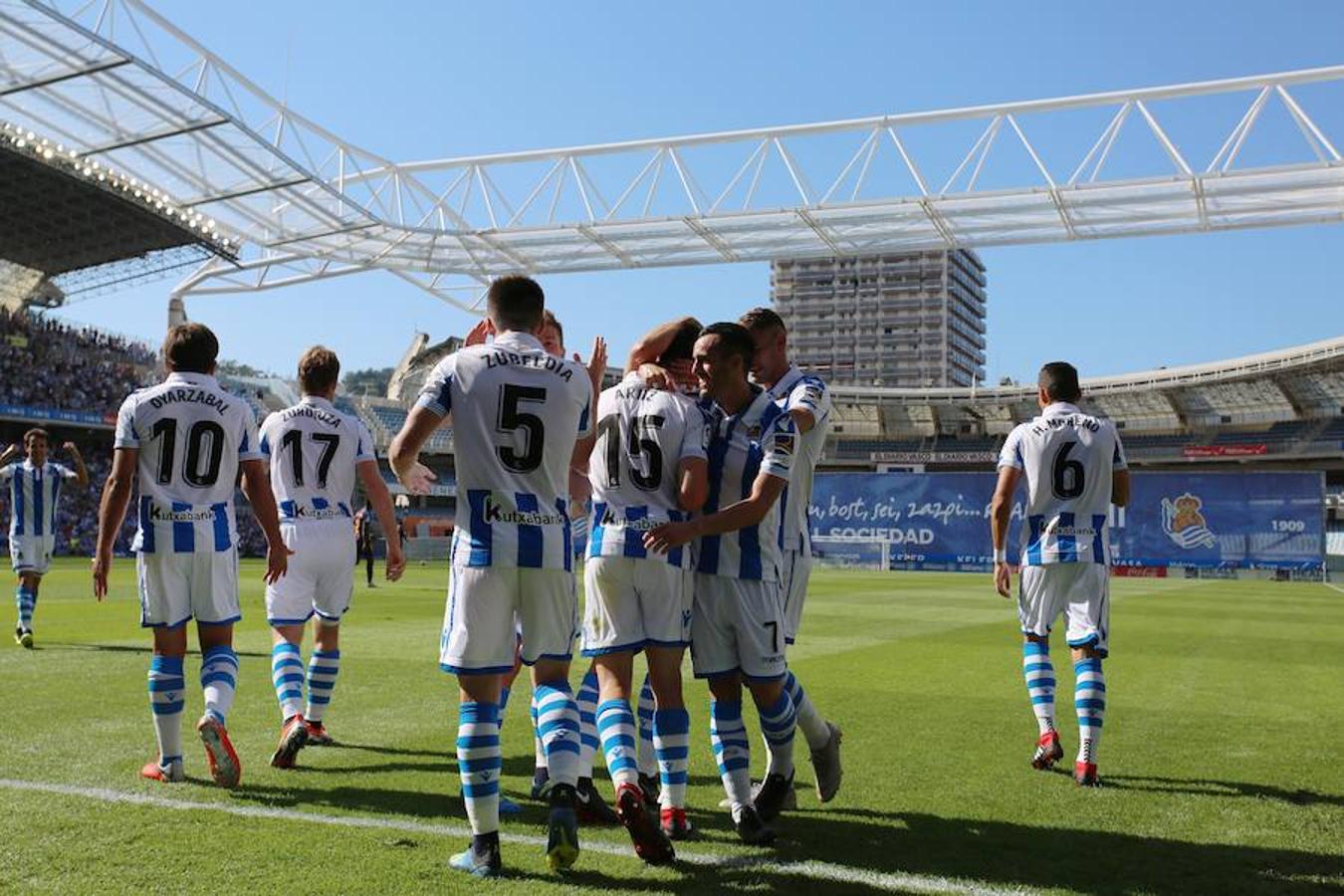 El equipo txuri-urdin ha estrenado el nuevo Anoeta frente a los blaugranas